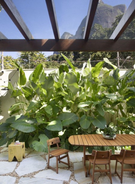 Inspiration : idée d’aménagement de balcon tropical à Rio Idée d’aménagement de balcon à Rio de Janeiro avec une végétation tropicale dense et du mobilier en bois